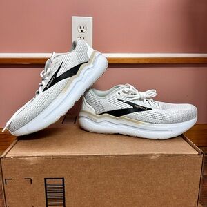 Brooks Ghost Max 2 White and Black Athletic Shoes Men’s Size 10.5
